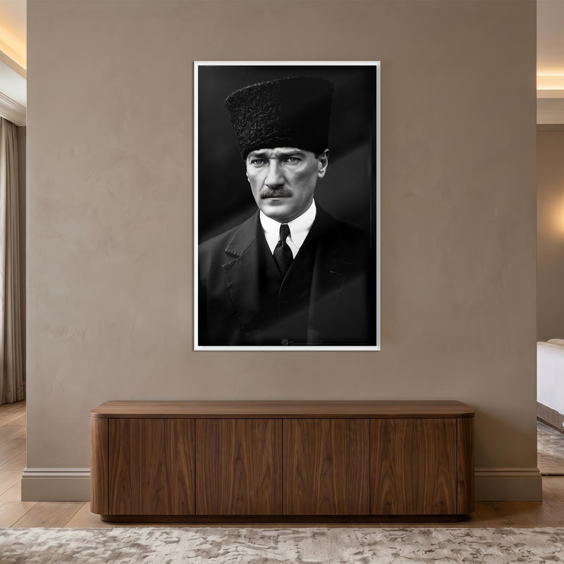 Beyaz Çerçeveli Siyah Beyaz Atatürk Kalpak Cam Tablo