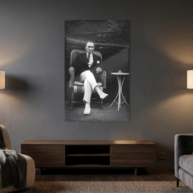 Çerçevesiz Sandalyede Atatürk Siyah Beyaz Cam Tablo