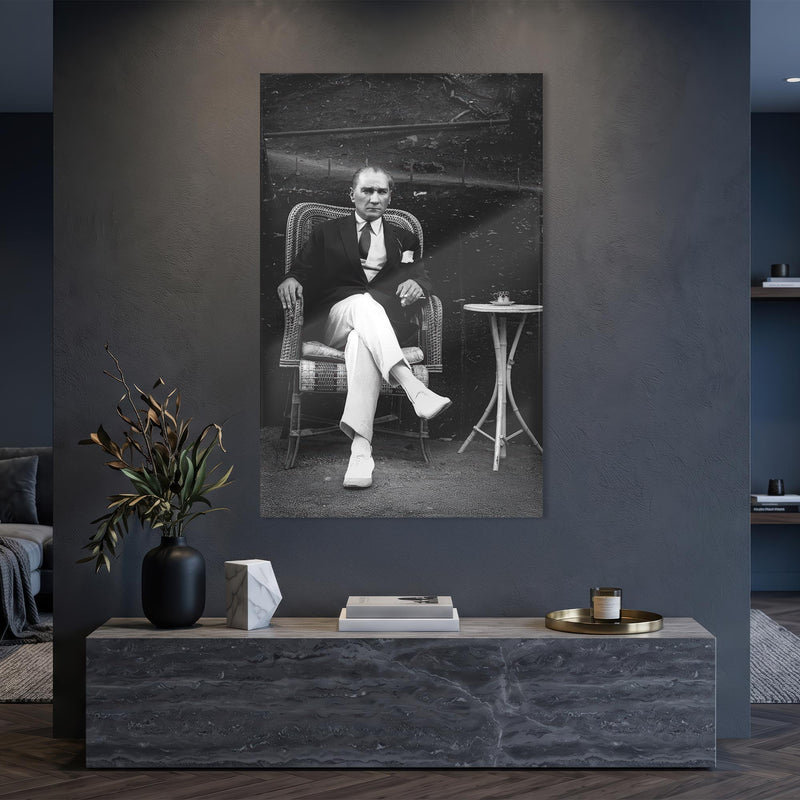 Sandalyede Atatürk Siyah Beyaz Cam Tablo Ortam Görseli