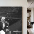 Sandalyede Atatürk Siyah Beyaz Cam Tablo Ortam Görseli