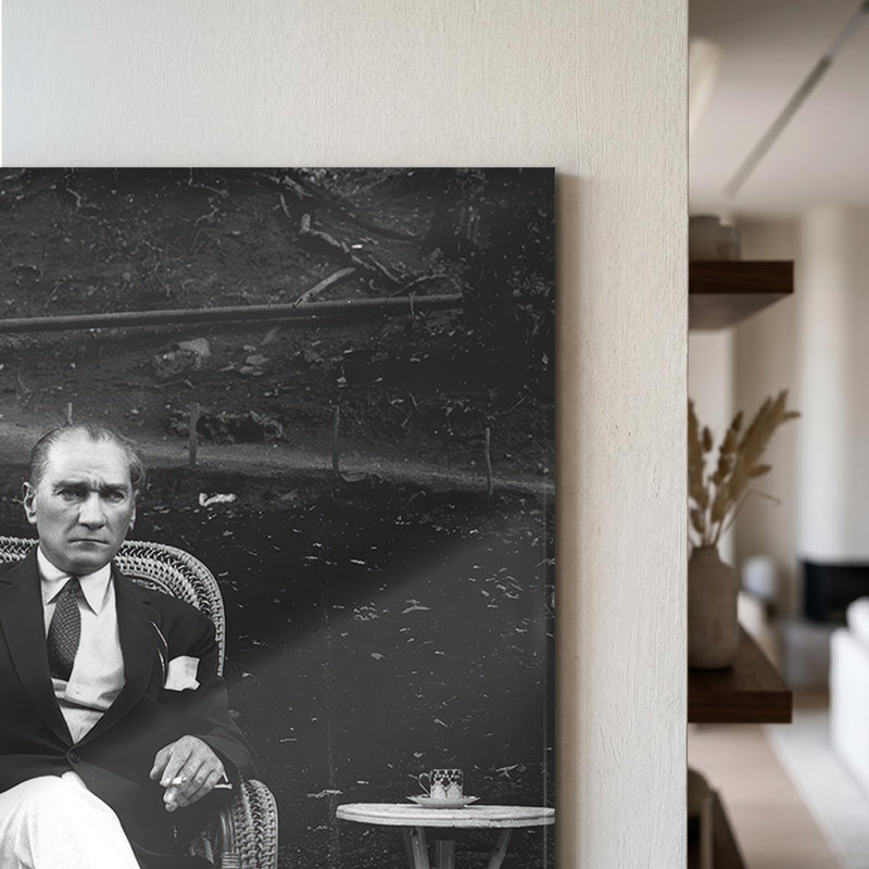 Sandalyede Atatürk Siyah Beyaz Cam Tablo Ortam Görseli