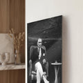 Sandalyede Atatürk Siyah Beyaz Cam Tablo Ortam Görseli