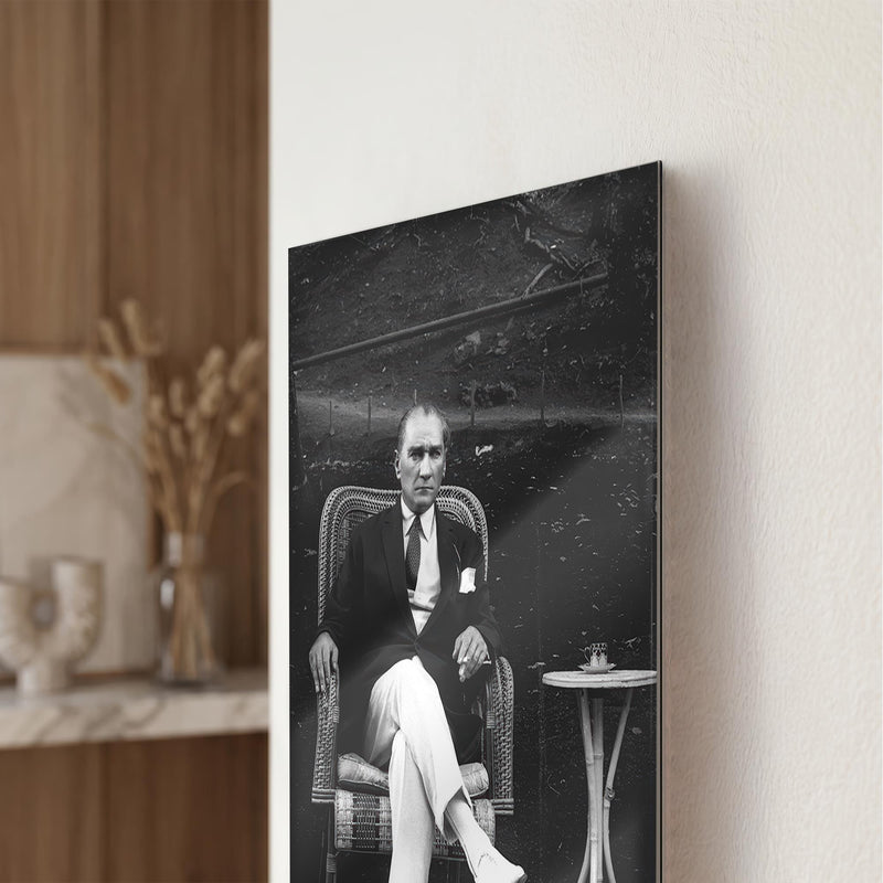Sandalyede Atatürk Siyah Beyaz Cam Tablo Ortam Görseli