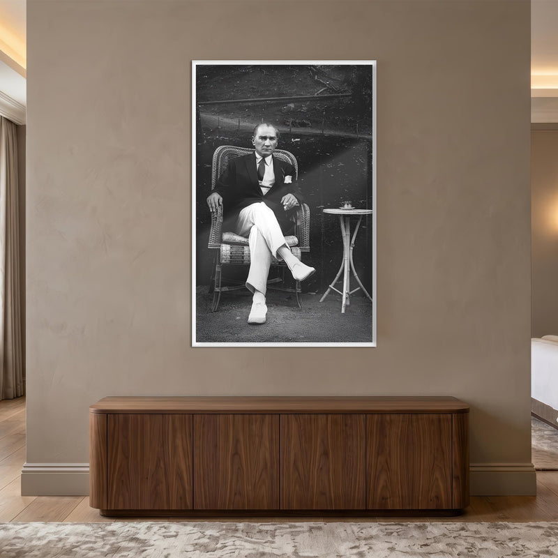 Beyaz Çerçeveli Sandalyede Atatürk Siyah Beyaz Cam Tablo