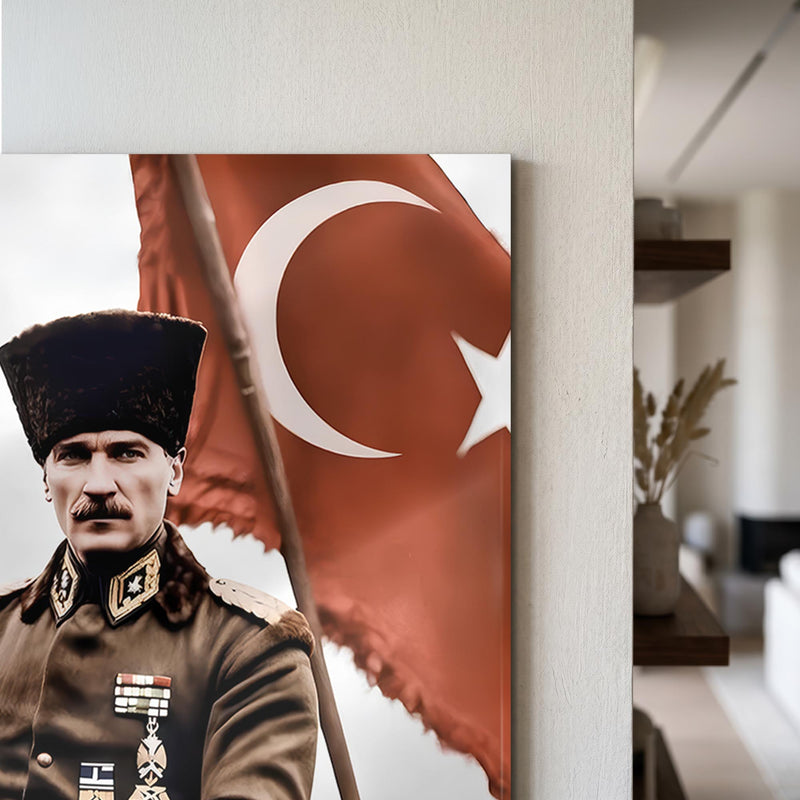 At Üstünde Atatürk Türk Bayrağı Cam Tablo Ortam Görseli
