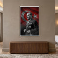 Beyaz Çerçeveli Türk Bayrağı Önünde Atatürk Cam Tablo