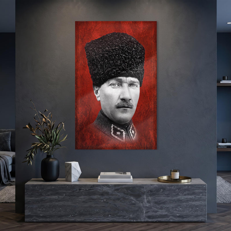 Kırmızı Zemin Atatürk Kalpak Cam Tablo Ortam Görseli
