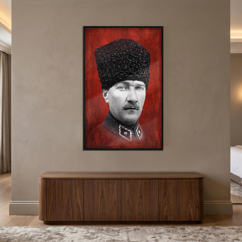 Siyah Çerçeveli Kırmızı Zemin Atatürk Kalpak Cam Tablo