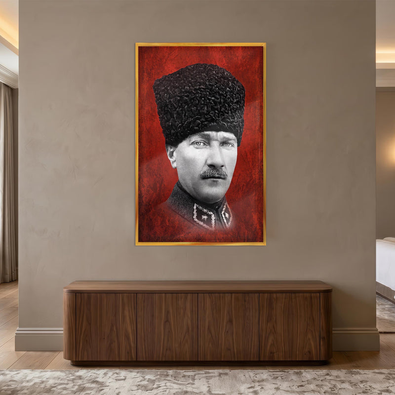 Altın Çerçeveli Kırmızı Zemin Atatürk Kalpak Cam Tablo