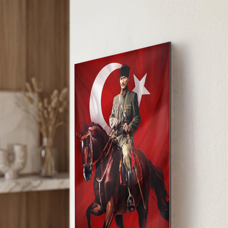 At Üstünde Atatürk Bayrak Cam Tablo Ortam Görseli