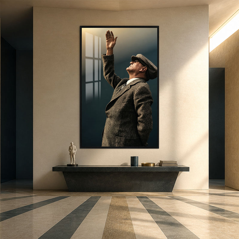 Selamlayan Atatürk Cam Tablo – Siyah Çerçeveli