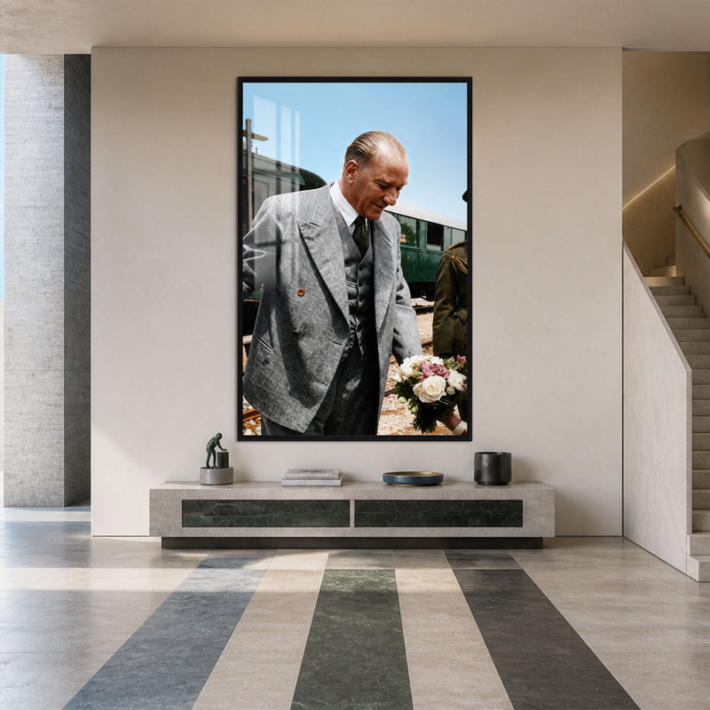 Çiçekli Atatürk Cam Tablo – Siyah Çerçeveli