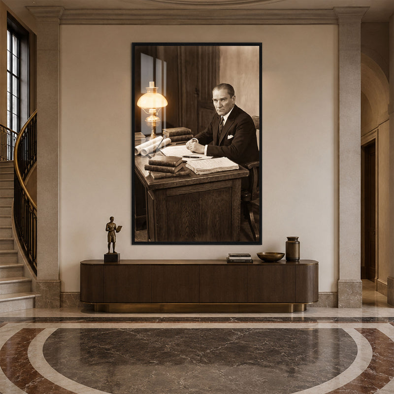 Çalışma Masasında Atatürk Cam Tablo – Siyah Çerçeveli