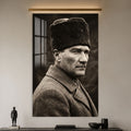 Palto ve Kalpakla Atatürk Cam Tablo
