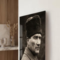 Palto ve Kalpakla Atatürk Cam Tablo