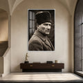 Palto ve Kalpakla Atatürk Cam Tablo – Beyaz Çerçeveli