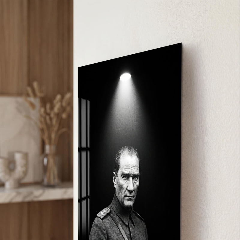 Spot Işığında Atatürk Cam Tablo
