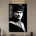 Kontrastlı Kalpaklı Atatürk Cam Tablo