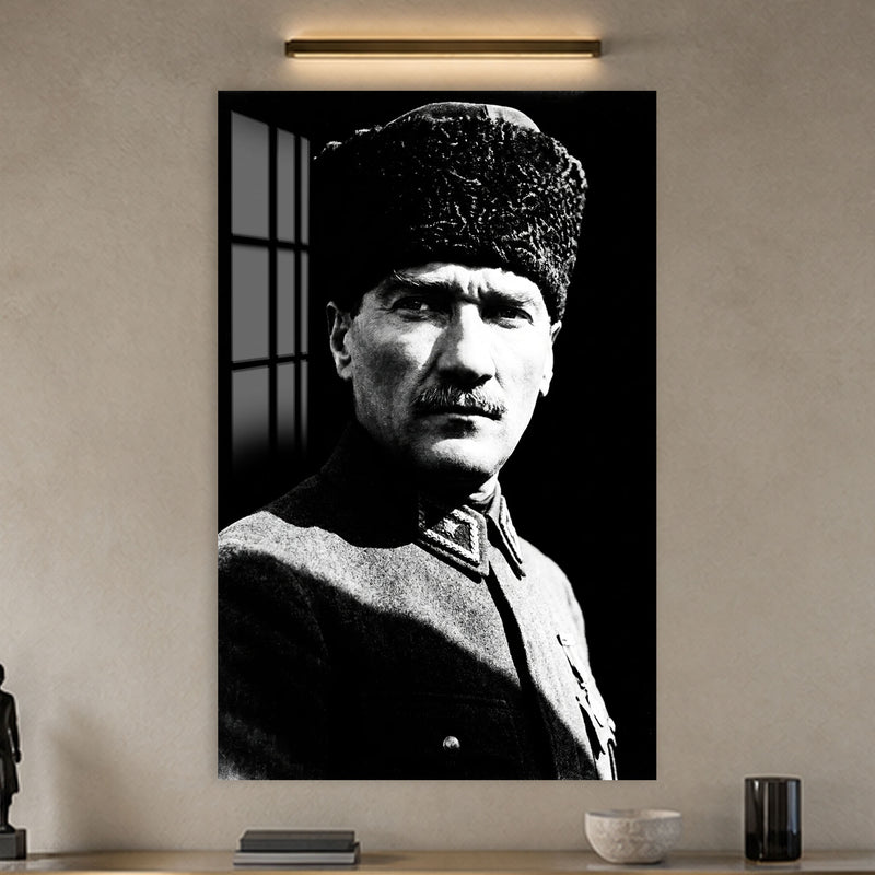 Kontrastlı Kalpaklı Atatürk Cam Tablo