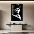Kontrastlı Kalpaklı Atatürk Cam Tablo – Siyah Çerçeveli