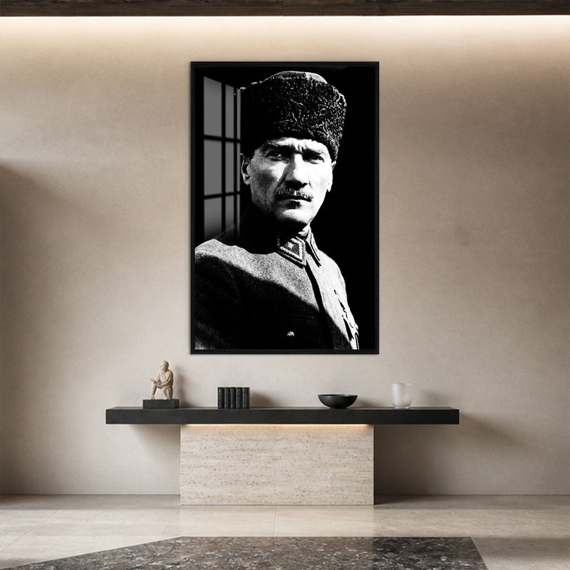 Kontrastlı Kalpaklı Atatürk Cam Tablo – Siyah Çerçeveli