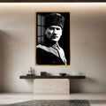 Kontrastlı Kalpaklı Atatürk Cam Tablo – Altın Çerçeveli
