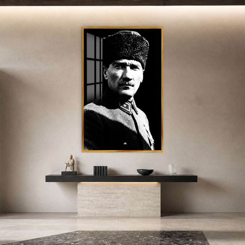 Kontrastlı Kalpaklı Atatürk Cam Tablo – Altın Çerçeveli