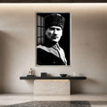 Kontrastlı Kalpaklı Atatürk Cam Tablo – Gümüş Çerçeveli