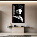 Kontrastlı Kalpaklı Atatürk Cam Tablo – Ceviz Çerçeveli