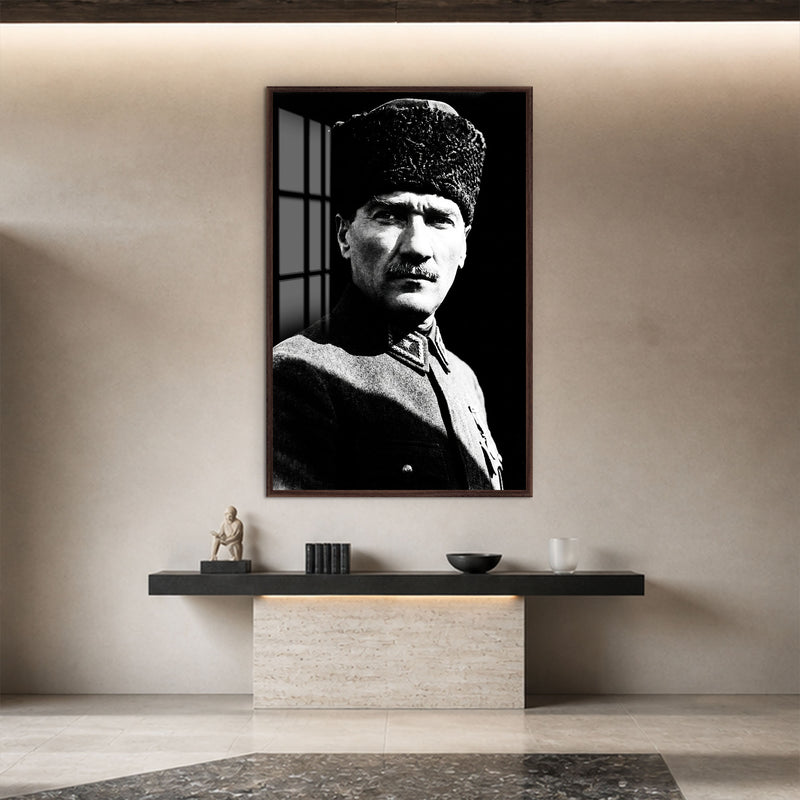 Kontrastlı Kalpaklı Atatürk Cam Tablo – Ceviz Çerçeveli