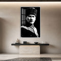 Kontrastlı Kalpaklı Atatürk Cam Tablo – Beyaz Çerçeveli