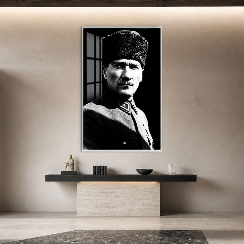 Kontrastlı Kalpaklı Atatürk Cam Tablo – Beyaz Çerçeveli