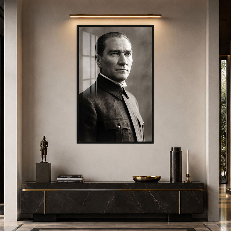 Siyah Beyaz Atatürk Cam Tablo – Siyah Çerçeveli