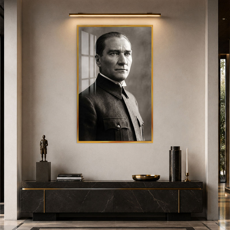 Siyah Beyaz Atatürk Cam Tablo – Altın Çerçeveli