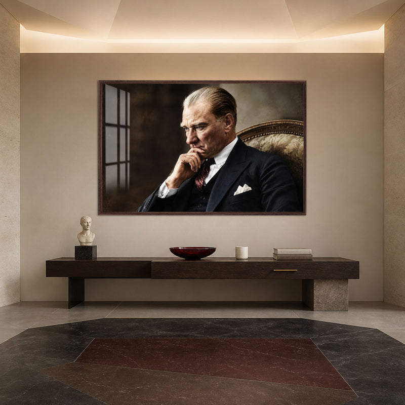 Eli Çenesinde Atatürk Cam Tablo – Ceviz Çerçeveli