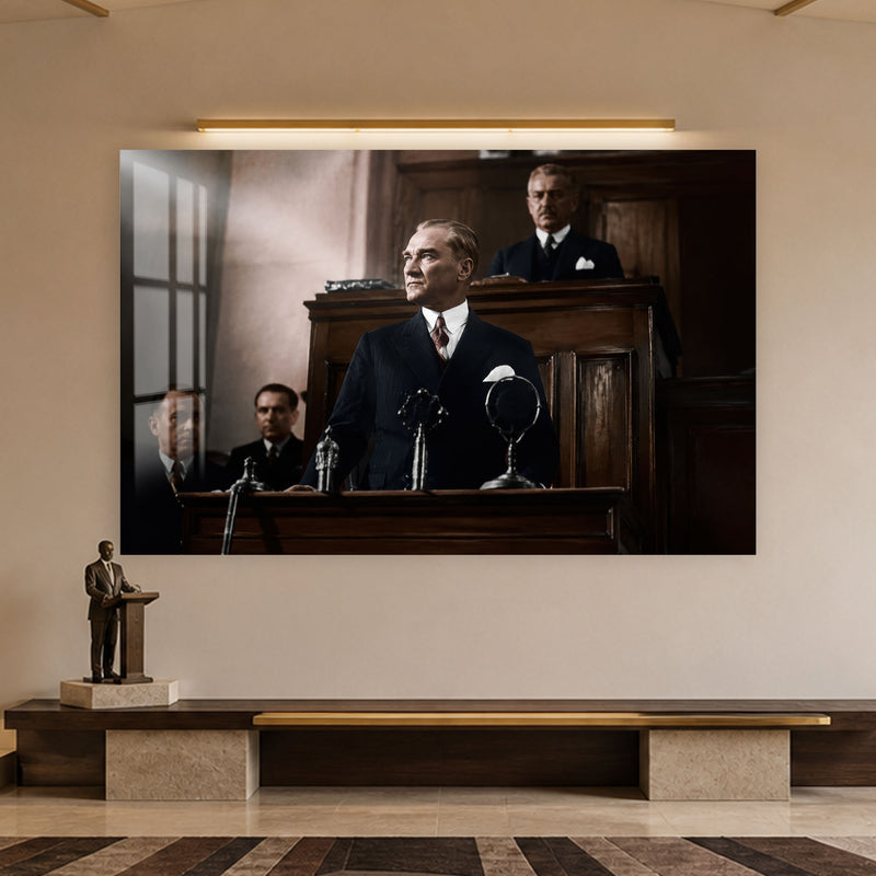 Kürsüde Atatürk Cam Tablo