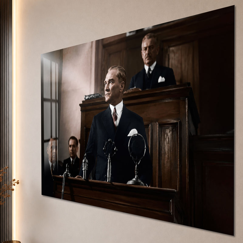 Kürsüde Atatürk Cam Tablo