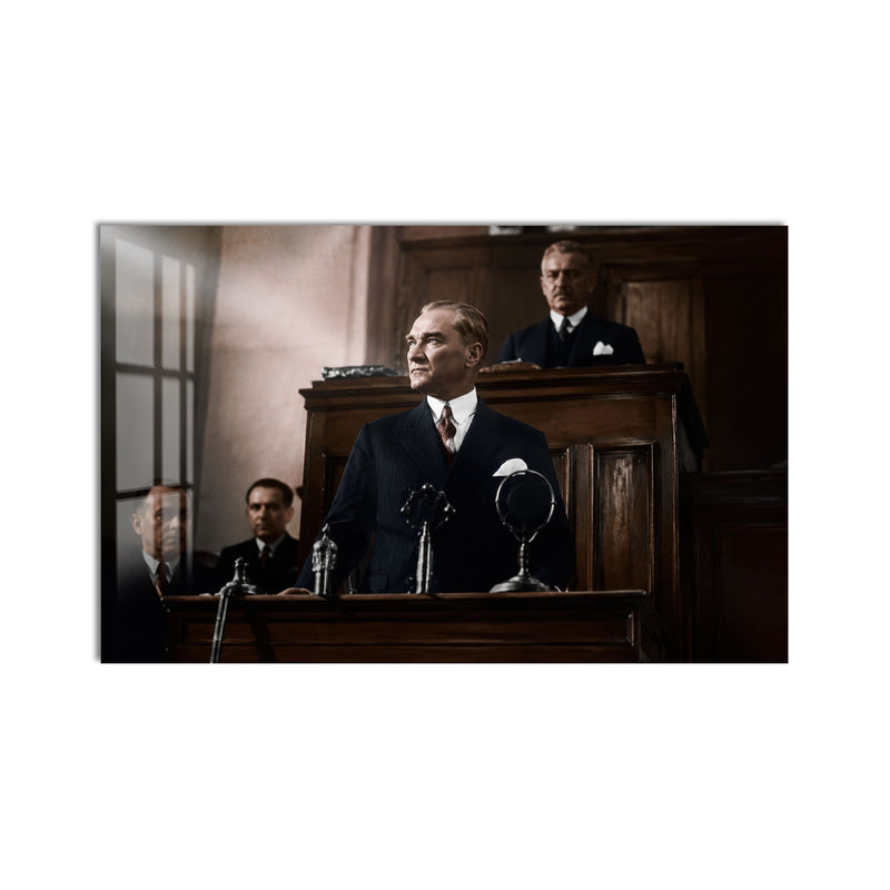 Kürsüde Atatürk Cam Tablo