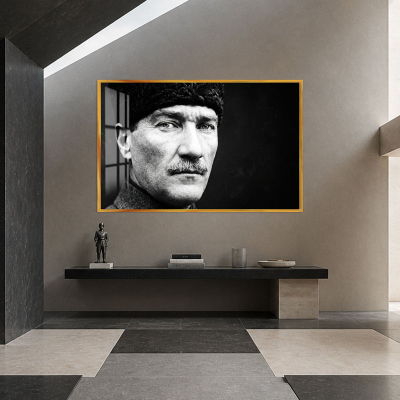 Kalpaklı Bakış Atatürk Cam Tablo – Altın Çerçeveli