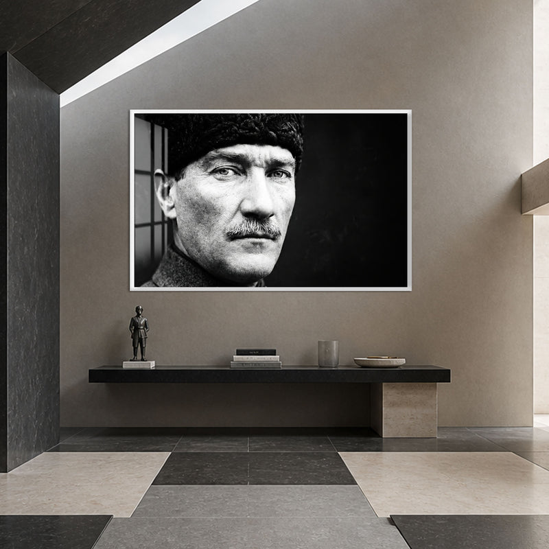 Kalpaklı Bakış Atatürk Cam Tablo – Beyaz Çerçeveli