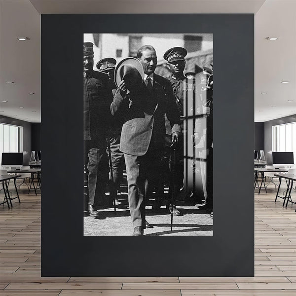 Şapkasıyla Atatürk Cam Tablo