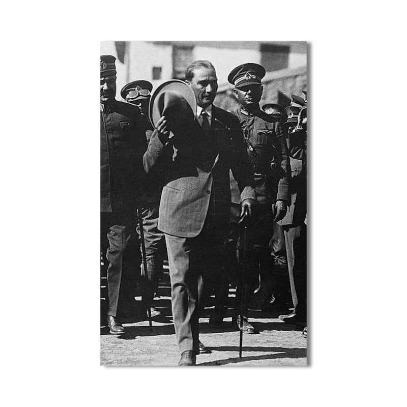 Şapkasıyla Atatürk Cam Tablo – Cam Tablo