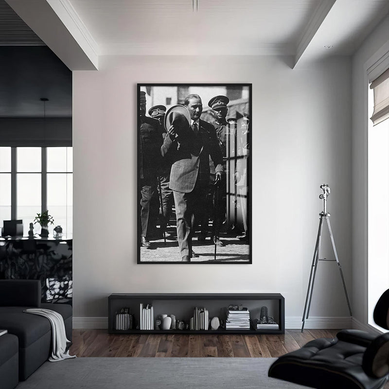 Şapkasıyla Atatürk Cam Tablo – Siyah Çerçeveli Cam Tablo