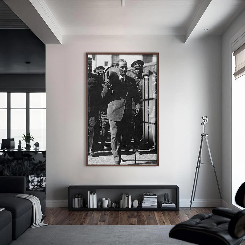 Şapkasıyla Atatürk Cam Tablo – Ceviz Çerçeveli Cam Tablo