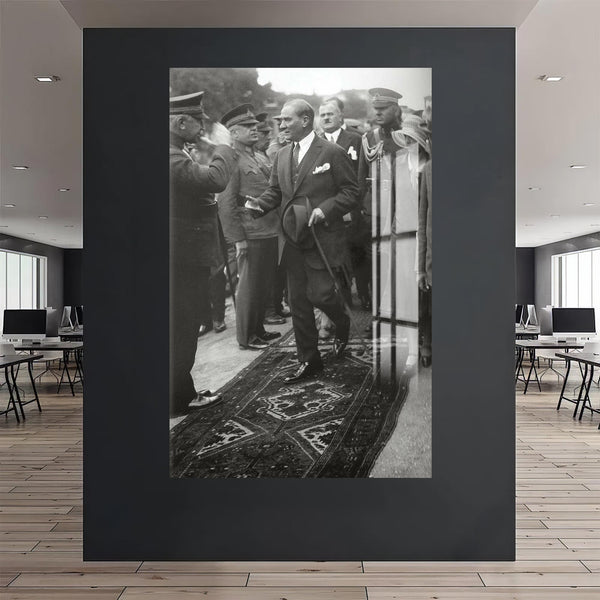 Halka Yakın Atatürk Cam Tablo
