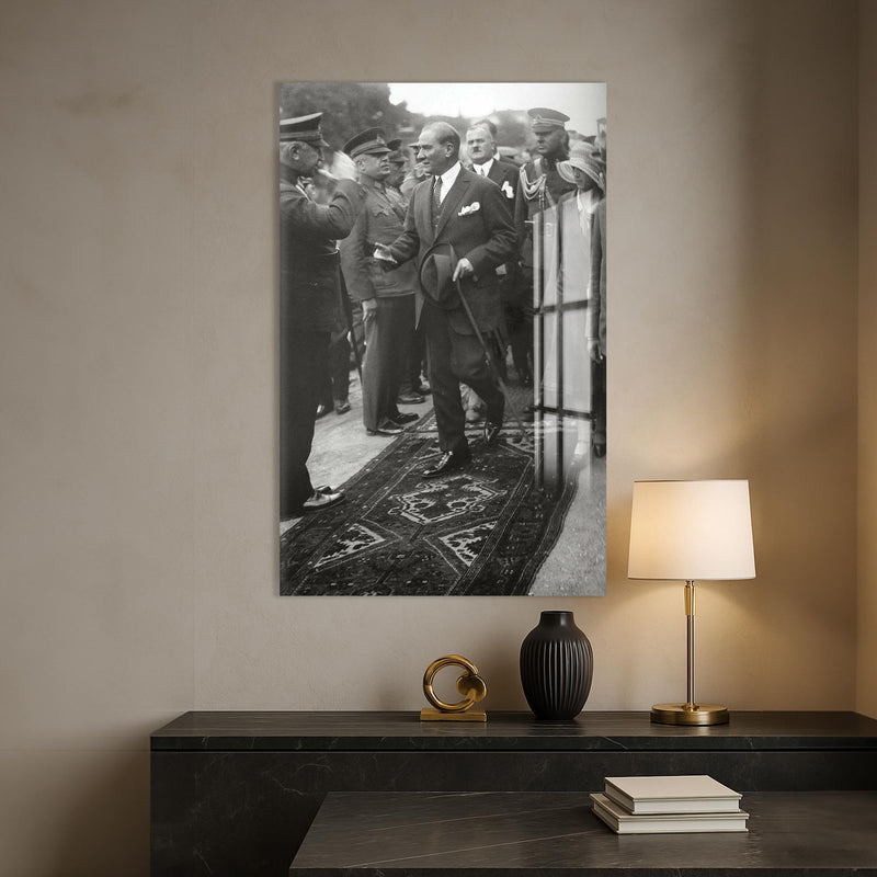 Halka Yakın Atatürk Cam Tablo – Cam Tablo