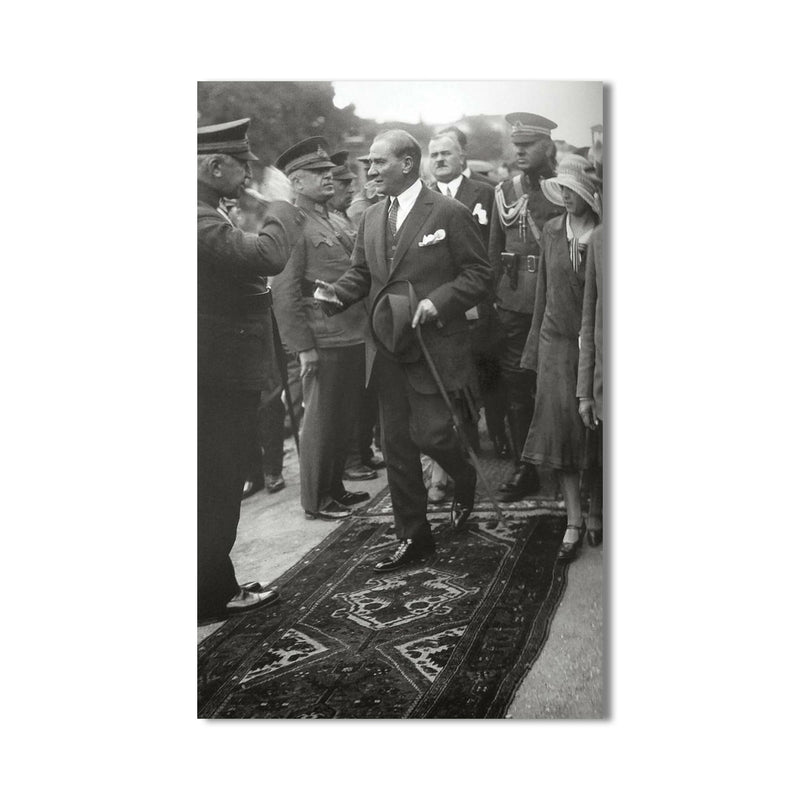Halka Yakın Atatürk Cam Tablo – Cam Tablo
