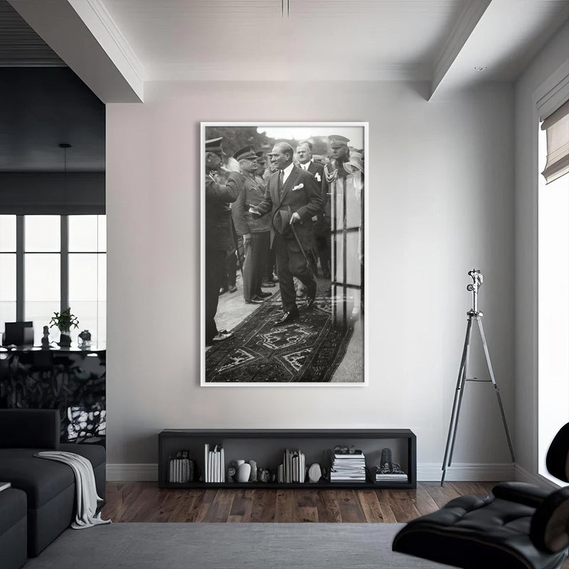 Halka Yakın Atatürk Cam Tablo – Beyaz Çerçeveli Cam Tablo