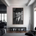 Fötr Şapkalı Atatürk Cam Tablo – Ceviz Çerçeveli Cam Tablo