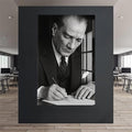 Yazı Yazarken Atatürk Cam Tablo – Cam Tablo